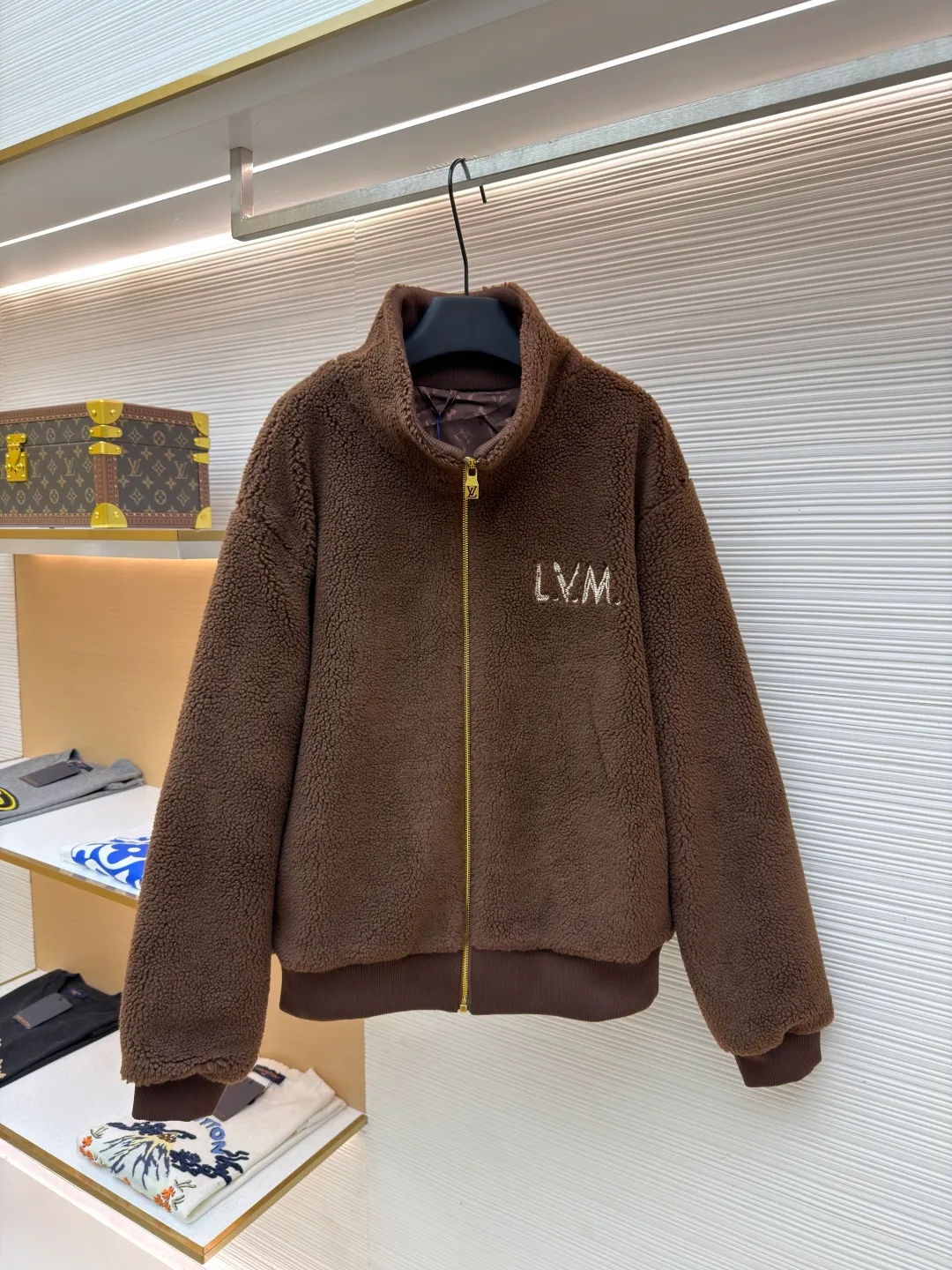 LOUIS VUITTON solid color zipper suede waist long-sleeved velvet jacket ●Original version: Purchased and developed for 17000 ●Item number: 1682255-B50 ●Fabric: cotton fabric ●Technology: Made on positioning cutting machine ●Color: brown ●Version: fitted version ●Weight: about 975 grams ●Size: S-M-L-XL ●Description: This brown lambswool jacket with LVM logo is made of imported imitation lambswool fabric, which has been processed by double carding and shearing processes. The pile length is even to 12mm. It feels fluffy and soft and is not prone to lint and pilling. The bottom layer of the fabric is compounded with waterproof polyester lining, which is seamlessly bonded through a heat-pressing lamination process, effectively locking in temperature and preventing linting. The body adopts a loose shoulder-drop design, and the three-dimensional tailoring technology allows the shoulders and body to connect naturally without any stiff splicing. The front is equipped with a customized brass zipper, which has been treated with electroplating and anti-oxidation, making it smooth and durable. The LVM logo on the left chest is made of three-dimensional embroidery technology, using high-twist cotton thread and flat embroidery stitching. The stitching is dense and does not skip stitches. The ribbed edges on the neckline and hem are made of spandex blended material, which has been pre-shrunk and has long-lasting elasticity without sagging. The overall seams use dual hemming and overlocking techniques, with 11 stitches per inch, taking into account the firmness of the fit and durability. The overall wiring is straight and delicate, the fabric is comfortable and soft, and the color is consistent without color difference. It can be matched with the same style to create a fashionable look and control various occasions. Customized accessories, complete with three standards, same style for men and women!